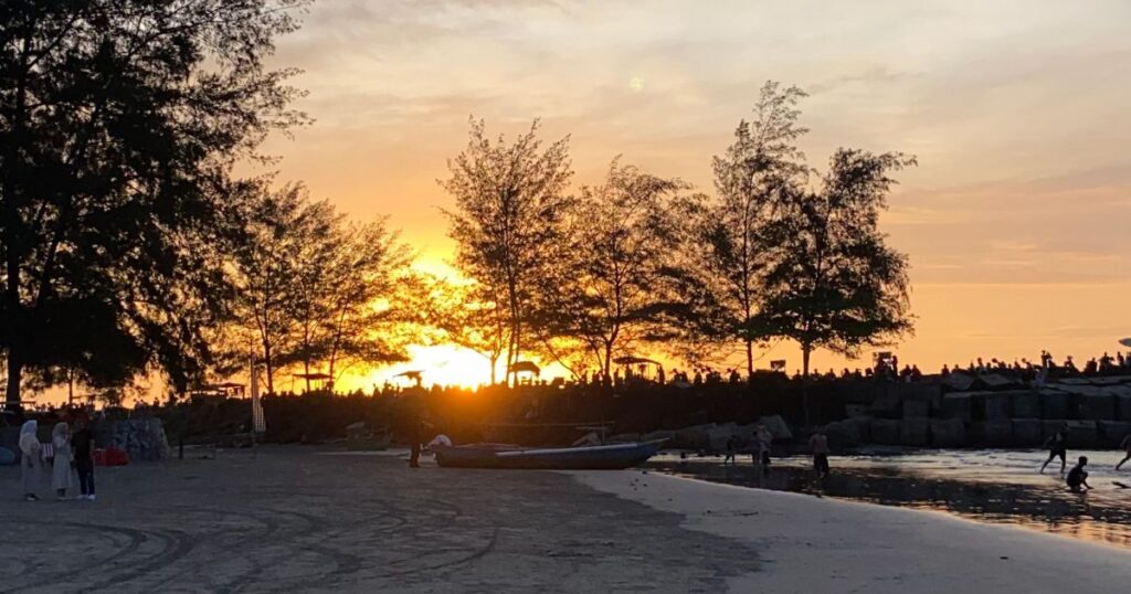 Sunset di pantai Bengkulu (Foto: Dokumentasi Pribadi)
